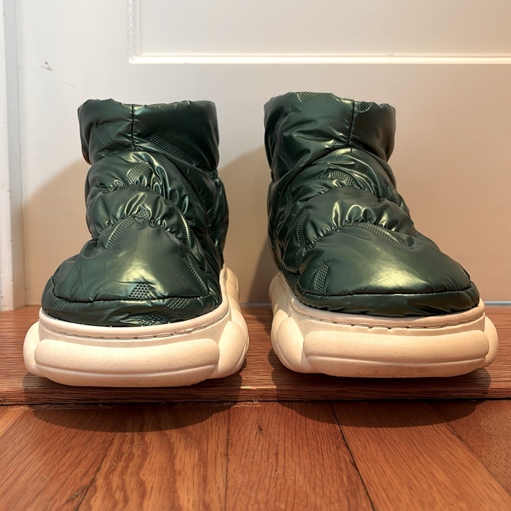 Shark size 42 - 43 puffy shimmery green lightweight ankle boot slippers - Picture 3 of 15